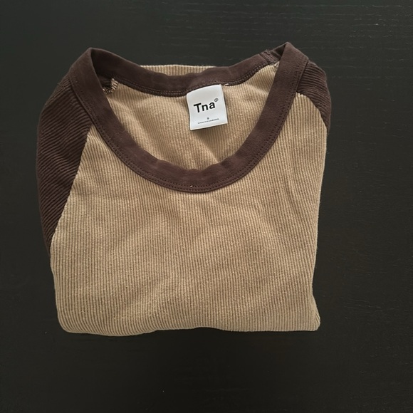 Aritzia baseball style tee, tna size small. - Picture 4 of 4